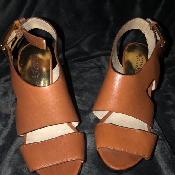 Michael Kors tan Leather heels supportive straps gold buckles offer good support - Picture 8 of 13